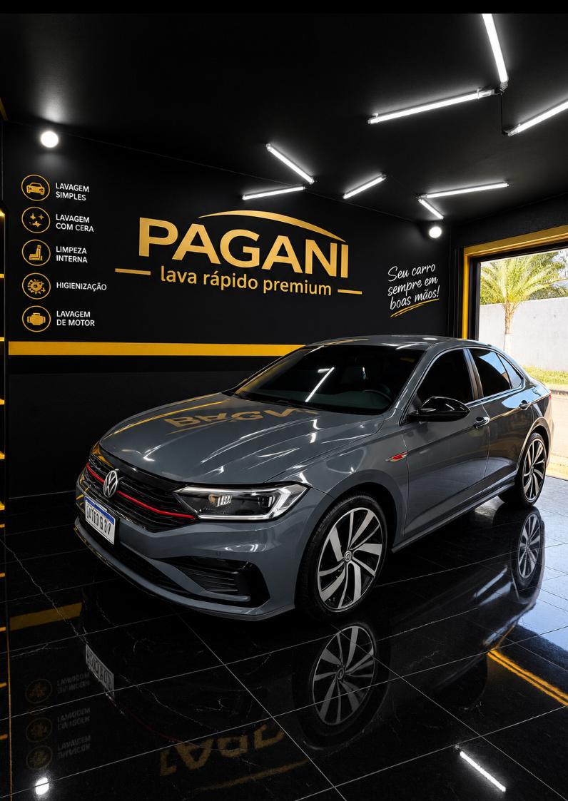 Carro prata no espaço da Pagani, com identidade visual em preto e amarelo